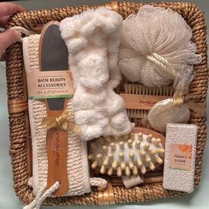 Essential Design Bath & Beauty Accessories Gift Set